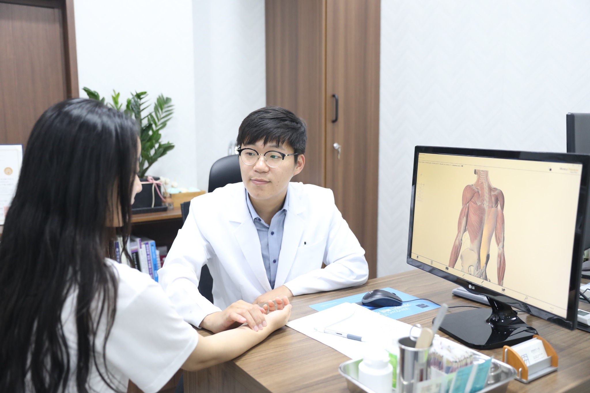 참편한한의원 부곡점 정성문 원장 진료 모습